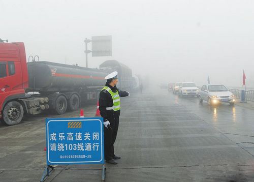 今冬首场大雾"突袭"四川 省内11条高速路封闭(图1) 今冬首场大雾"突袭"四川 省内11条高速路封闭(图1)