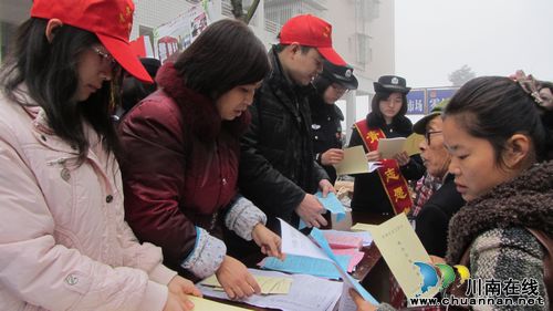 特兴镇：送法进乡镇，建设新农村(图2)