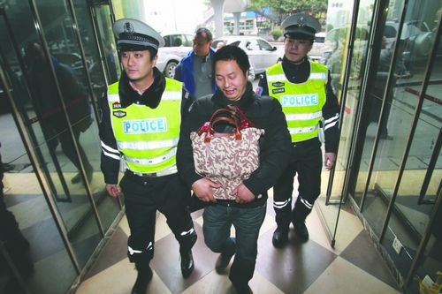 取款上万&nbsp;警察护送(图1)