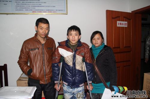 不放弃不抛弃&nbsp;泸州13岁"纸尿裤娃"和他的一家(图1)