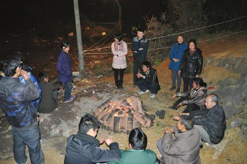 泸州古蔺一女子坠入250多米溶洞 三次救援无果(图2) 泸州古蔺一女子坠入250多米溶洞 三次救援无果(图2)