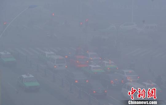 四川再遭大雾袭击&nbsp;10条高速路关闭(图1)
