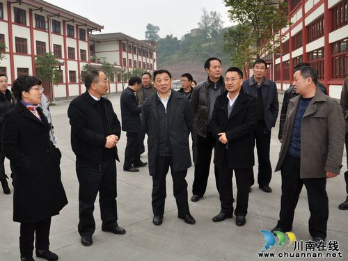 泸州市副市长张显富带队到龙马潭区调研酒业发展工作(图1)