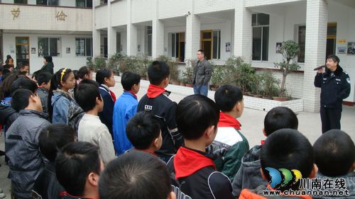 华阳街道南城学校：举办“12.4”法制教育专题讲座(图2)