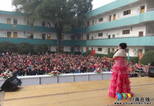 佛荫镇："志愿者日"喜庆十八大，文化惠民下乡进佛荫(图2)