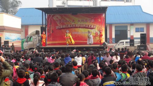 佛荫镇："志愿者日"喜庆十八大，文化惠民下乡进佛荫(图1)