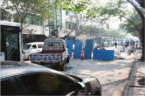 自贡部分路段半封闭施工单向通行(图1)