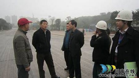 泸州市副市长刘云视察酒城大道路面改造工程(图1)