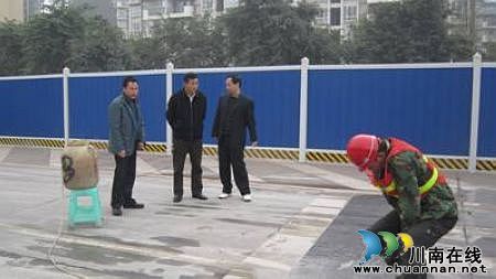 泸州市副市长刘云视察酒城大道路面改造工程(图2)