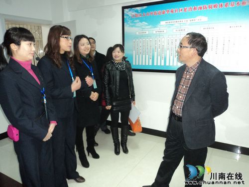 《四川党课》总编鲜仕荃莅临康华苑社区采风调研(图1)