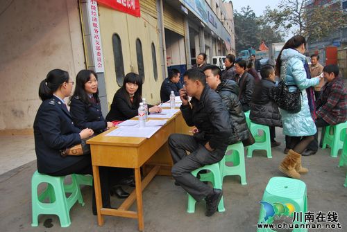 三道桥社区:税法宣传进社区 群众给好评(图2) 三道桥社区:税法宣传进社区 群众给好评(图2)