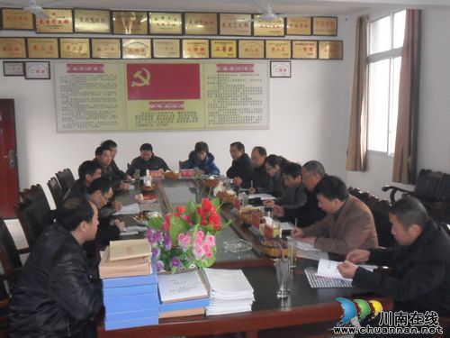 马岭中学顺利通过市级“依法治校示范校”申报验收(图2) 马岭中学顺利通过市级“依法治校示范校”申报验收(图2)