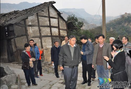 著名作家黄亚洲一行到泸州古蔺二郎古镇采风(图1) 著名作家黄亚洲一行到泸州古蔺二郎古镇采风(图1)