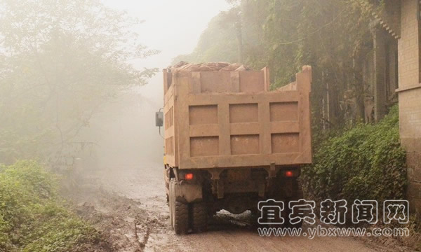 4年后 老宜飞路仍然坑洼不平乱石飞(图1) 4年后 老宜飞路仍然坑洼不平乱石飞(图1)