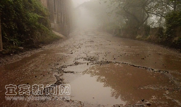 4年后 老宜飞路仍然坑洼不平乱石飞(图2) 4年后 老宜飞路仍然坑洼不平乱石飞(图2)