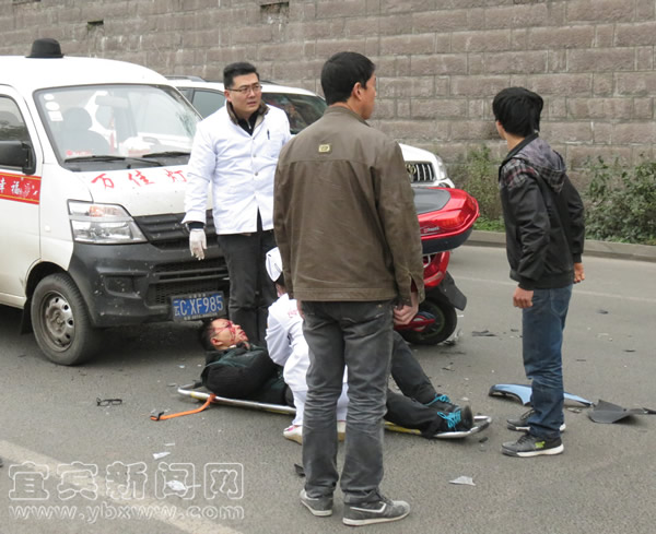 单手驾电瓶车 车毁帽飞伤不轻(图1) 单手驾电瓶车 车毁帽飞伤不轻(图1)