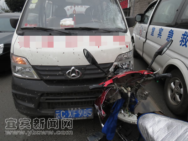 单手驾电瓶车 车毁帽飞伤不轻(图2) 单手驾电瓶车 车毁帽飞伤不轻(图2)