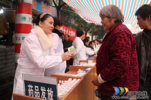 龙车镇：专家送医到乡下&nbsp;服务基层贯彻十八大(图3)