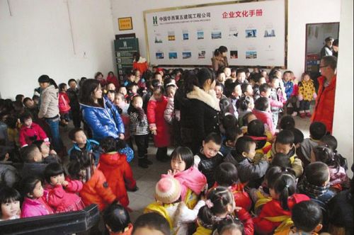 幼儿园起火&nbsp;老师敲破水管扑救(图1)