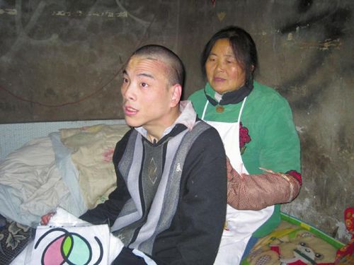 宜宾首份器官捐献书上&nbsp;脑瘫青年黄峰按下手印(图1)