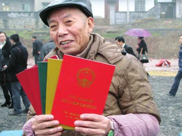 丈量清楚土地房屋&nbsp;给农民确权颁证(图1)
