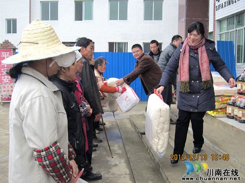 建行泸州分行行长徐登义一行到护家乡开展“挂包帮”活动(图2)