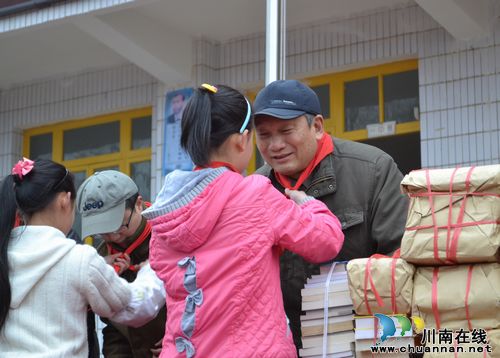泸州：省文化厅送新图书到叙永山区学校