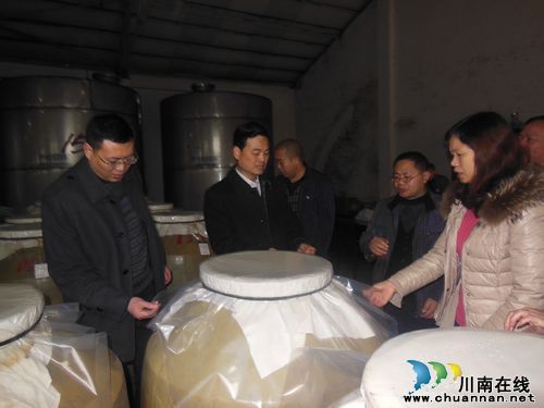 泸州市级相关部门到佛荫镇检查酒类生产企业产品质量安全