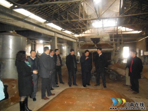 泸州市级相关部门到佛荫镇检查酒类生产企业产品质量安全(图1) 泸州市级相关部门到佛荫镇检查酒类生产企业产品质量安全(图1)