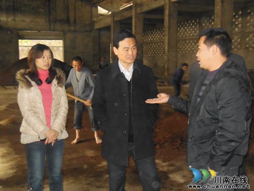 泸州市级相关部门到佛荫镇检查酒类生产企业产品质量安全(图2) 泸州市级相关部门到佛荫镇检查酒类生产企业产品质量安全(图2)
