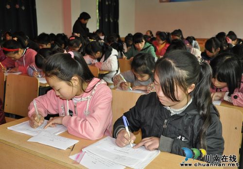 泸州叙永:书法进校园 翰墨永飘香(图2) 泸州叙永:书法进校园 翰墨永飘香(图2)