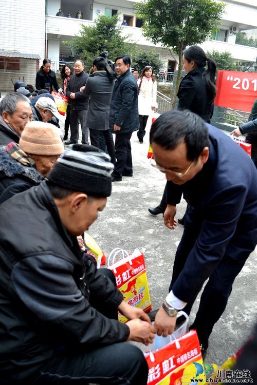 泸州市领导为孤寡老人送温暖(图2)