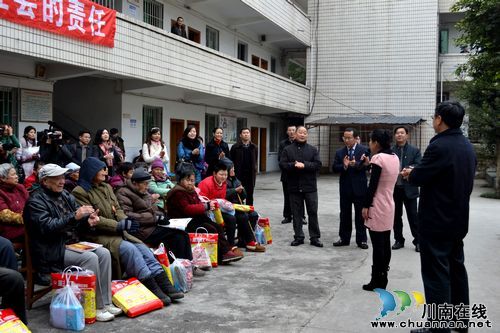 泸州市领导为孤寡老人送温暖(图1)