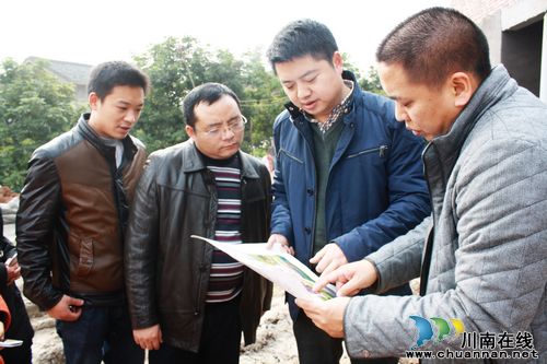 泸县县委常委廖俊为海潮小白村阵地建设出谋划策
