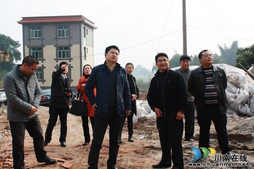 泸县县委常委廖俊为海潮小白村阵地建设出谋划策(图1) 泸县县委常委廖俊为海潮小白村阵地建设出谋划策(图1)