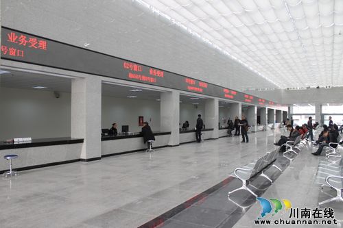 泸州市车管所搬迁首日&nbsp;共受理窗口业务776笔(图3)