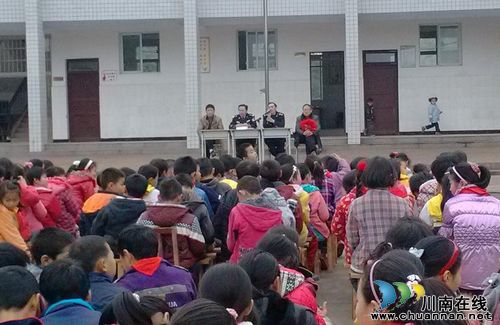 崇尚科学反对邪教&nbsp;合江"防邪"教育进校园(图1)
