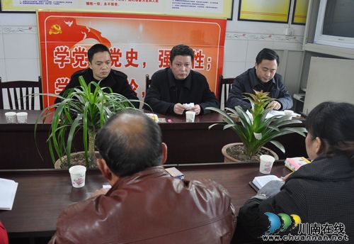 泸县县委常委、宣传部长颜习林深入联系村开展调研活动(图2) 泸县县委常委、宣传部长颜习林深入联系村开展调研活动(图2)