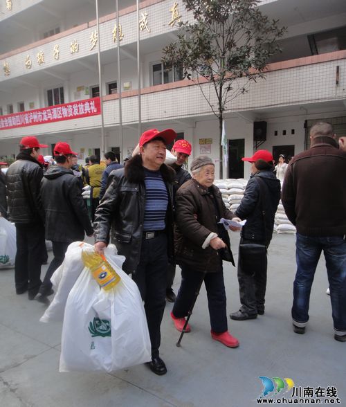 泸州慈善总会携手台慈会向困难户发放援助物资(图3)
