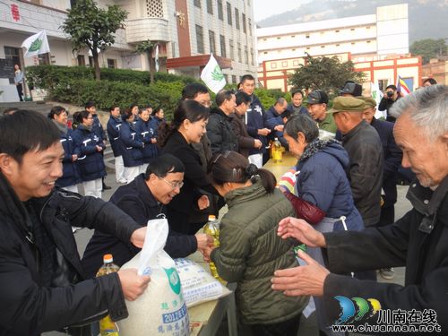 泸州市慈善总会携手台慈会向困难户发放援助物资