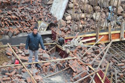 宜宾地下人行通道围墙垮塌 两务工者一死一伤(图1) 宜宾地下人行通道围墙垮塌 两务工者一死一伤(图1)