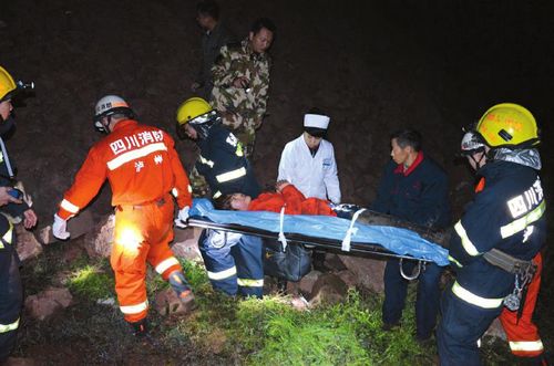 泸州一商务车扎进水田&nbsp;消防员贴地抬出伤者