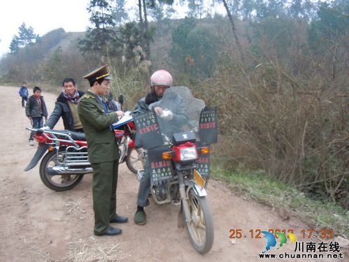 海潮镇：三部门联合执法保学生安全