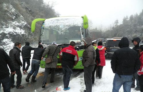 冰雪封路&nbsp;400&nbsp;辆车被困纳黔高速