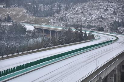 雪封纳黔高速&nbsp;震东至高桥封闭两天开通未定