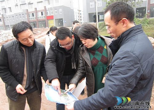 江阳区纪委书记任中榕调研茜草街道社区阵地建设(图1)