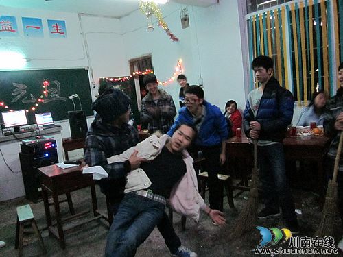 叙永:农村娃过新年 幸福传递你我他(图2) 叙永:农村娃过新年 幸福传递你我他(图2)