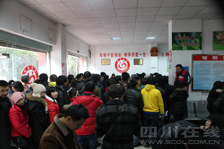 泸州:“爱你一生一世” 新人扎堆办证(图2) 泸州:“爱你一生一世” 新人扎堆办证(图2)