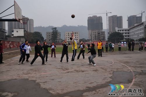 宜宾育才中学300教职工运动健身迎新年(图2) 宜宾育才中学300教职工运动健身迎新年(图2)