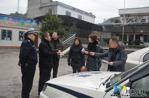 叙永公安交警联合多部门排查校车安全隐患(图1) 叙永公安交警联合多部门排查校车安全隐患(图1)